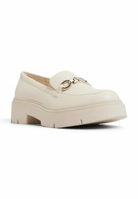 Witte neplederen loafers met een chunky plateauzool, voorzien van een zilverkleurige metalen kettingaccent over de wreef en stikdetails.