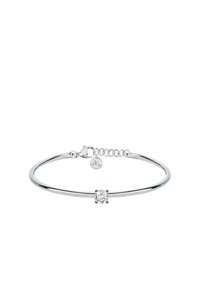 Bracciale in argento con una pietra trasparente centrale, finitura liscia e un piccolo ciondolo a forma di foglia, fissato con una chiusura e una catena di estensione.