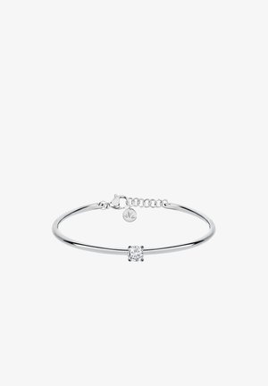 Bracciale in argento con una pietra trasparente centrale, finitura liscia e un piccolo ciondolo a forma di foglia, fissato con una chiusura e una catena di estensione.