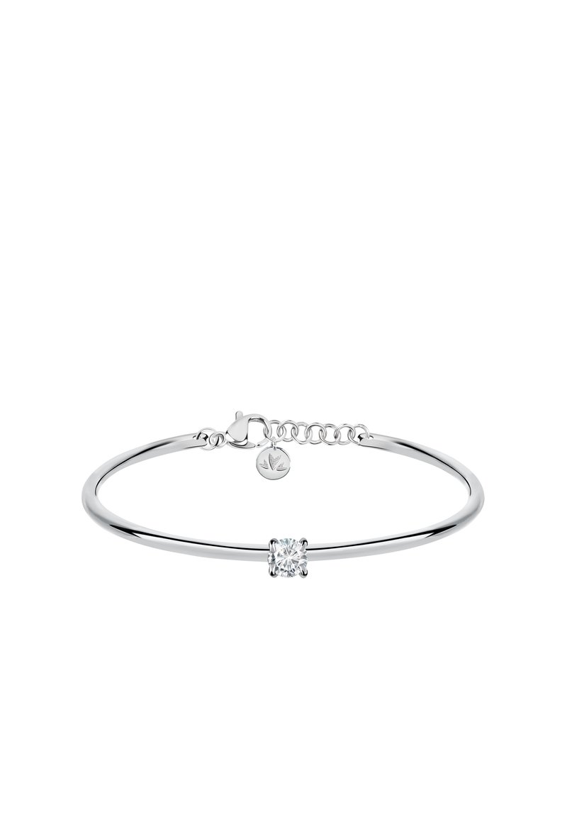 Bracciale in argento con una pietra trasparente centrale, finitura liscia e un piccolo ciondolo a forma di foglia, fissato con una chiusura e una catena di estensione.