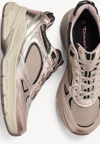 Sneaker in rosa oro metallico con tessuto a rete, accenti testurizzati e dettagli neri. Presentano suole spesse color beige e lacci intrecciati. Taglia 37.