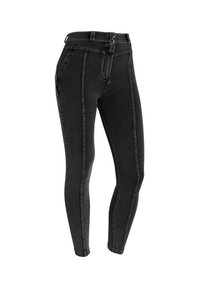 Jeans neri a vita alta con chiusura a due bottoni, taglio slim, cuciture a contrasto e cinque tasche, caratterizzati da una texture denim liscia.
