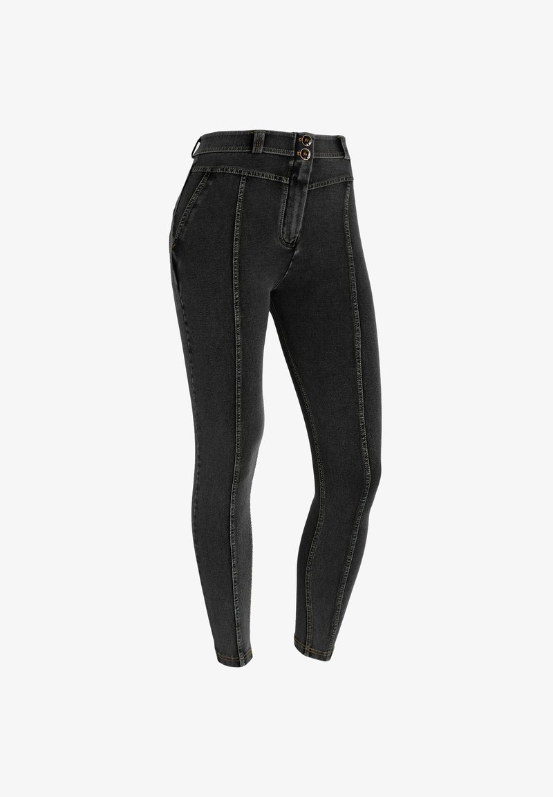 Jeans negros de cintura alta con cierre de dos botones, corte ajustado, costuras en contraste y cinco bolsillos, con una textura de denim suave.