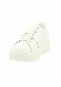 Sneaker bianco con tomaia in pelle liscia, punta rotonda, design con lacci, occhielli metallici e suola spessa e testurizzata.