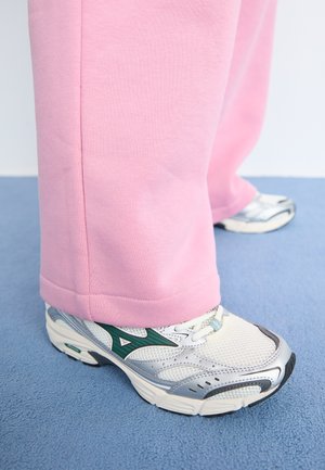 MXR SPORT UNISEX - Trainers - mizuno snow white/bistro green/silver-coloured