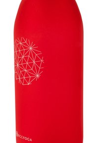 Rote isolierte Wasserflasche mit einem weißen geometrischen Blumendesign und dem "BICGYOGA"-Logo in der Nähe des Bodens.