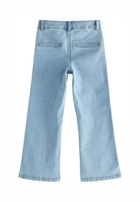 Jeans din denim de culoare albastră deschisă, cu croieli largi și talie medie. Prezintă două buzunare posteriori cu cusături orizontale și un tiv curat.