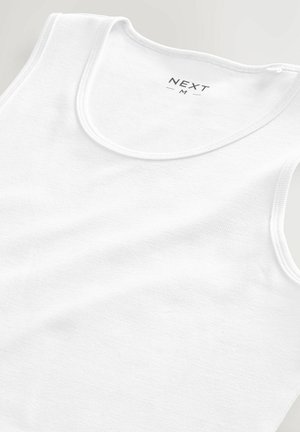 Biały top na ramiączkach wykonany z bawełny, z okrągłym dekoltem i szerokimi wycięciami pod pachami. Widoczna metka marki „NEXT” po wewnętrznej stronie. Gładka faktura.