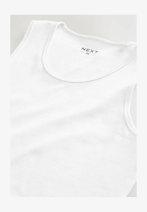 Biały top na ramiączkach wykonany z bawełny, z okrągłym dekoltem i szerokimi wycięciami pod pachami. Widoczna metka marki „NEXT” po wewnętrznej stronie. Gładka faktura.