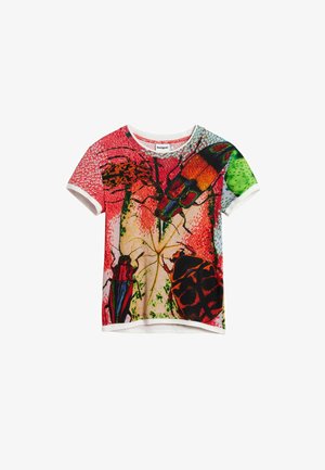 Maglietta a maniche corte con stampa di insetti vivaci e multicolori su sfondo rosso, realizzata in tessuto morbido con bordo bianco.
