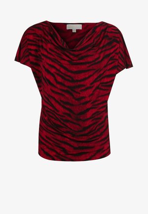 Czerwony top w czarne paski tygrysa, z falbaniastym dekoltem, krótkimi rękawami i gładką fakturą. Materiał jest lekki i elastyczny.