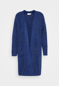 Dlouhý cardigan s otevřeným předním dílem v námořnické modré pletenině. Obsahuje dvě přední kapsy a žebrované manžety. Měkká textura s volným střihem.