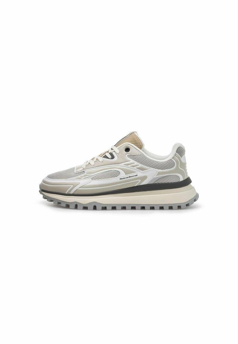Sneaker leggera in rete crema e beige con un motivo testurizzato, suola in gomma e accenti neri a contrasto. Presenta un colletto imbottito.