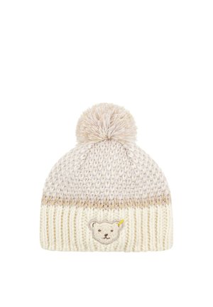Gehaakte beanie in lichtbeige en crème, met een pompon bovenop, gebreide textuur en een geborduurd berengezicht met een gele accent.