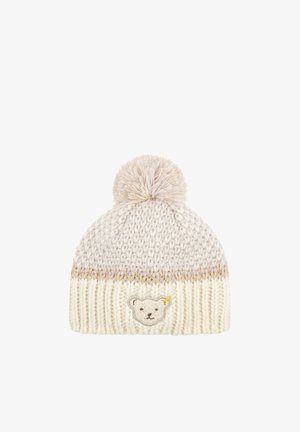 Gehaakte beanie in lichtbeige en crème, met een pompon bovenop, gebreide textuur en een geborduurd berengezicht met een gele accent.