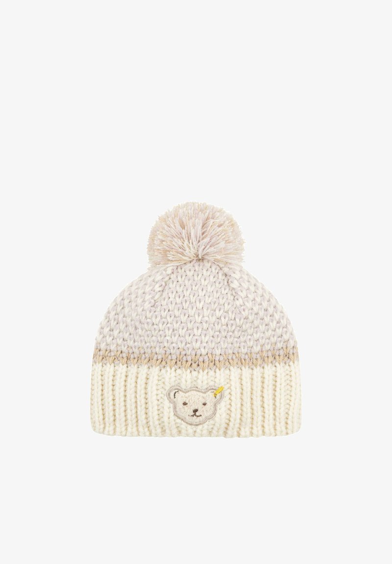 Gehaakte beanie in lichtbeige en crème, met een pompon bovenop, gebreide textuur en een geborduurd berengezicht met een gele accent.
