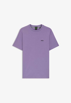 T-shirt en coton violet avec col rond et manches courtes. Présente un petit logo noir "BOSS" sur le côté gauche de la poitrine.