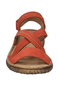 Sandalia de puntera abierta con tiras de ante rojo en diseño entrelazado, con plantilla de cuero en tono marrón y suela de goma texturizada.