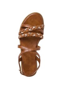 Sandalia de cuero marrón con tiras trenzadas y plantilla texturizada. Presenta una correa ajustable en el tobillo y suela plana.