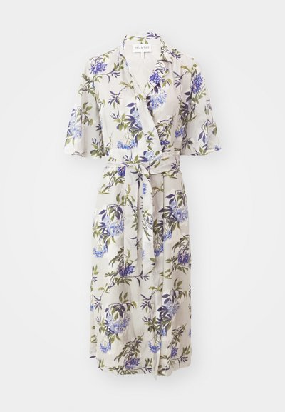 Blomstrete omslagskjole i lett stoff, med korte glockensermer, knytebelte og lilla- og grønnblomstrete mønstre på en lys bakgrunn.