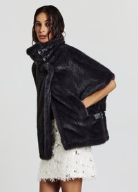 Cape en fausse fourrure gris foncé avec un col haut, arborant deux accents de boucle noirs. Texture lisse avec des manches larges et un design ouvert à l'avant.