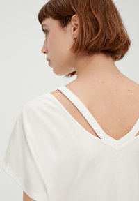 s.Oliver MIT CUT OUTS - T-Shirt basic - ecru