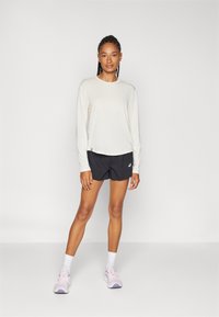 HOKA ESSENTIAL TEE - Hosszú ujjú felső - eggnog