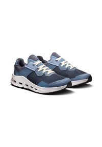 Scarpe sportive blu navy e azzurro realizzate con materiali in mesh e camoscio, dotate di lacci bianchi, suola ammortizzata e distinti fori d'aria.