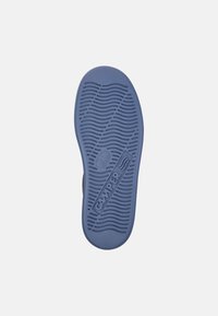 Blauwe rubberen schoenzool met een textuurpatroon voor grip, met het 'Camper' logo nabij de hak. Glad afgewerkte randen en afgeronde vorm.
