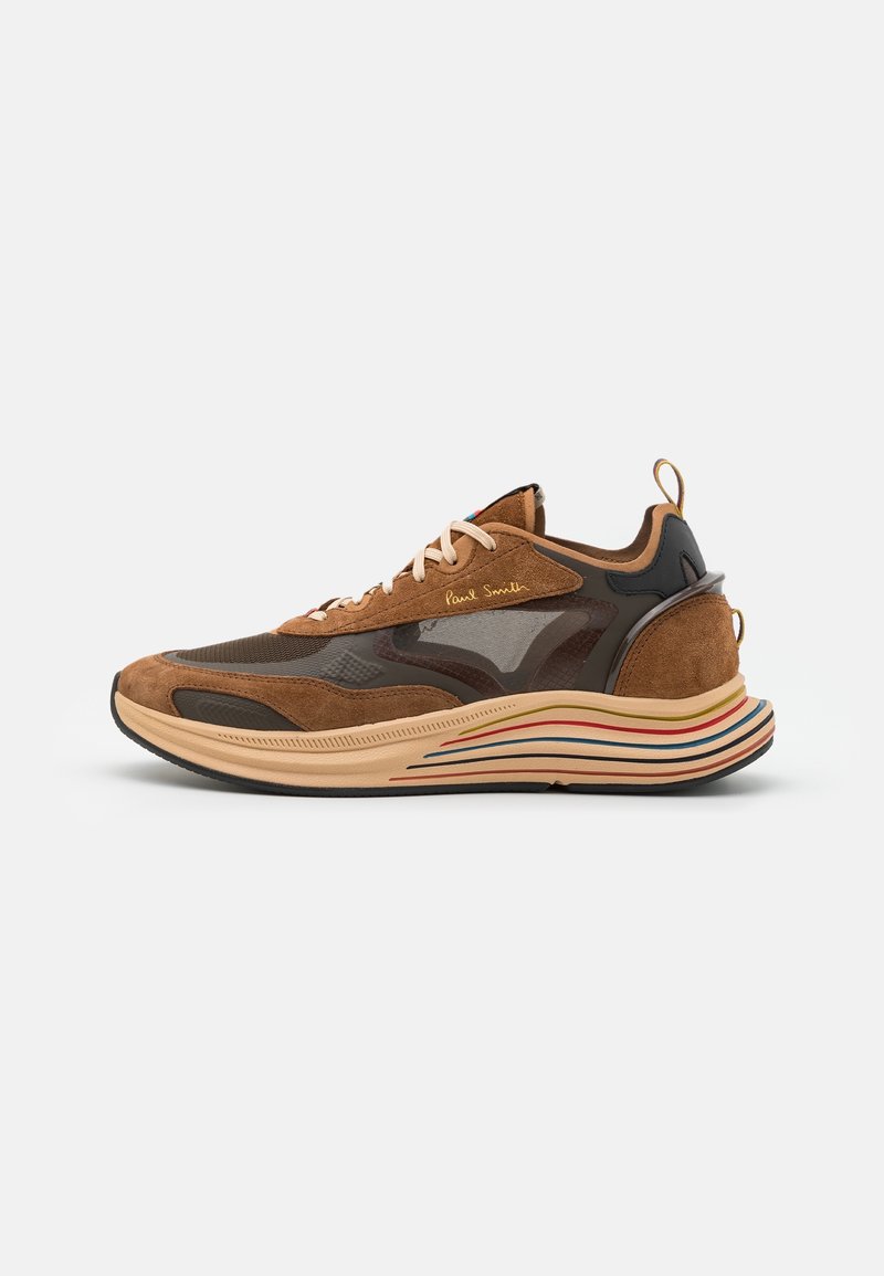 Baskets marron et noires avec panneaux en daim et en mesh, lacets beiges, semelle rayée multicolore, et signature dorée "Paul Smith" sur le côté.
