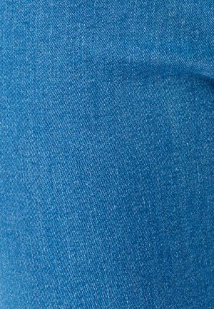 Tela de mezclilla azul con superficie texturizada, que presenta un tejido clásico de sarga y una distribución uniforme del color, mostrando un desgaste o deterioro mínimo.