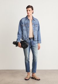 HUGO Karcsúsított farmerek - medium blue