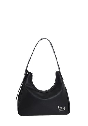 Borsa a tracolla in pelle nera con texture, chiusura con zip e singolo cinturino, con un piccolo logo argentato nell'angolo inferiore destro.