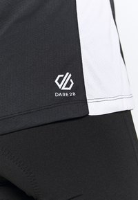 Shorts de sport noirs avec une accentuation blanche, dotés d'un tissu texturé et d'un logo "Dare 2B" en blanc sur la couture inférieure gauche.