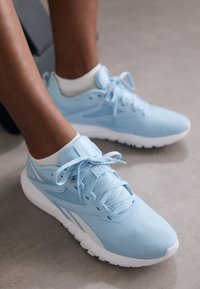 Reebok FLEXAGON ENERGY TR 4 - Tenisice za trening - soft blue/moon/footwear white
