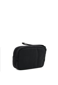 Pochette nera, rettangolare, realizzata in materiale morbido e testurizzato. Presenta una chiusura con zipper e un piccolo anello di stoffa in cima per il trasporto.