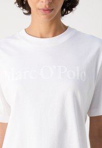 Marc O'Polo SHORT SLEEVE ROUND NECK RELAXED FIT LOGO TEE - Βασικό μπλουζάκι - white