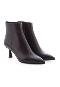 Bruine leren enkellaarzen met een spitse neus, subtiele glans en een slanke, uitlopende kittenhak. Ritsluiting aan de zijkant.