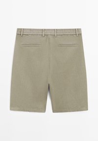 Krótkie spodenki khaki z elastycznym pasem, szlufkami na pasek, dwoma tylniami kieszeniami z uchwytem i prostym wykończeniem u dołu, pokazane od tyłu na białym tle.