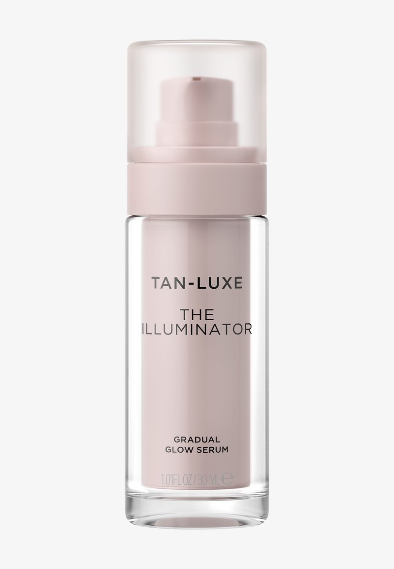 Flacon en verre transparent avec un distributeur pompe rose pâle étiqueté "TAN-LUXE The Illuminator Gradual Glow Serum" 30 ml.