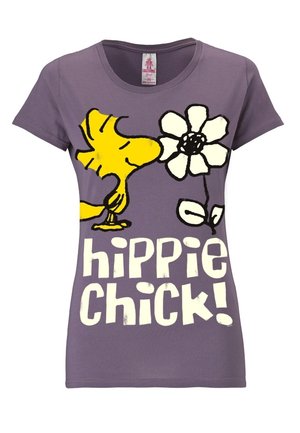 Camiseta púrpura con un pájaro de dibujos animados amarillo oliendo una flor blanca y el texto "¡chica hippie!" en letras grandes y blancas.