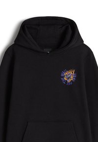 Zwarte hoodie met een trekkoordkap, een voorzak en een kleurrijke geborduurde afbeelding van een schedel met vlammen op de linkerborst.