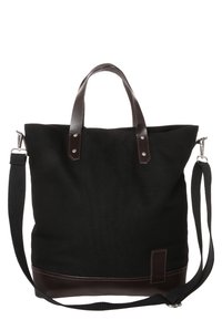 Černá plátěná taška s hnědými koženými detaily, pevné horní uchy, nastavitelný ramenní popruh a plochý základ pro stabilitu.