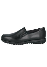 Zapato negro de piel deslizante con puntera redondeada, textura suave y costuras mínimas. Presenta una suela de goma con detalles de agarre.