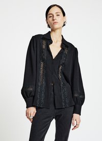 Schwarzes Hemd zum Knöpfen aus strukturiertem Stoff, mit Spitzenverzierungen entlang der Vorderseite und an den Ärmeln sowie Puffärmeln für mehr Volumen.