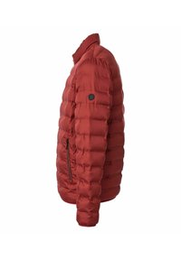 Rote Pufferjacke mit einem gesteppten Design, Stehkragen, seitlichem Reißverschlussfach und einem runden schwarzen Logoemblem auf dem linken Ärmel.