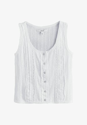 Fehér ujjatlan blúz kerek nyakkivágással, függőleges hajtás- és csipkerészletekkel, valamint elöl gombos záródással.