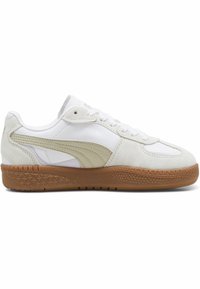 Baskets blanches avec des accents en daim beige et cuir. Elles présentent une semelle extérieure en caoutchouc gomme texturée, des lacets ronds et un logo discret sur la languette.