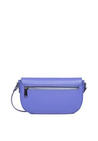 Borsa a tracolla in pelle viola con design curvo, dotata di una tasca frontale con zip e tracolla regolabile per un utilizzo versatile.