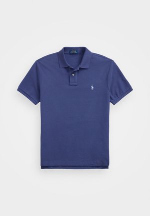 Polo bleu marine à manches courtes avec deux boutons et petit logo brodé sur la poitrine gauche.